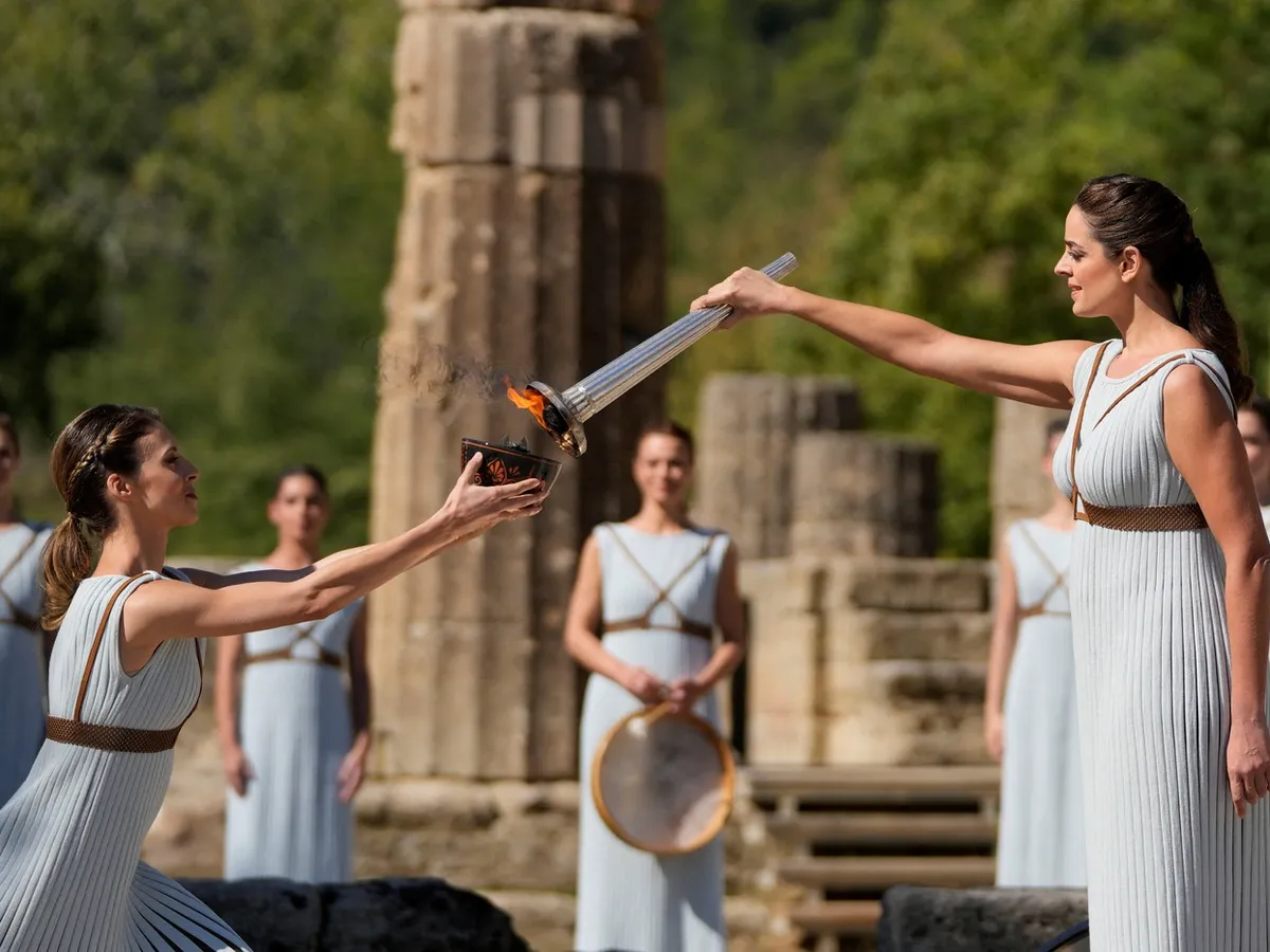 Flacăra olimpică pentru JO de iarnă, aprinsă la Olympia, mutată în muzeul olimpic din cauza vremii