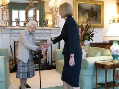 Regina Elisabeta a II-a și Liz Truss, noul premier britanic-   Foto: Twitter @RoyalFamily