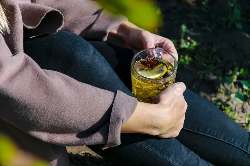 Persoană care bea ceai - Foto: Freepik (Imagine cu rol ilustrativ)