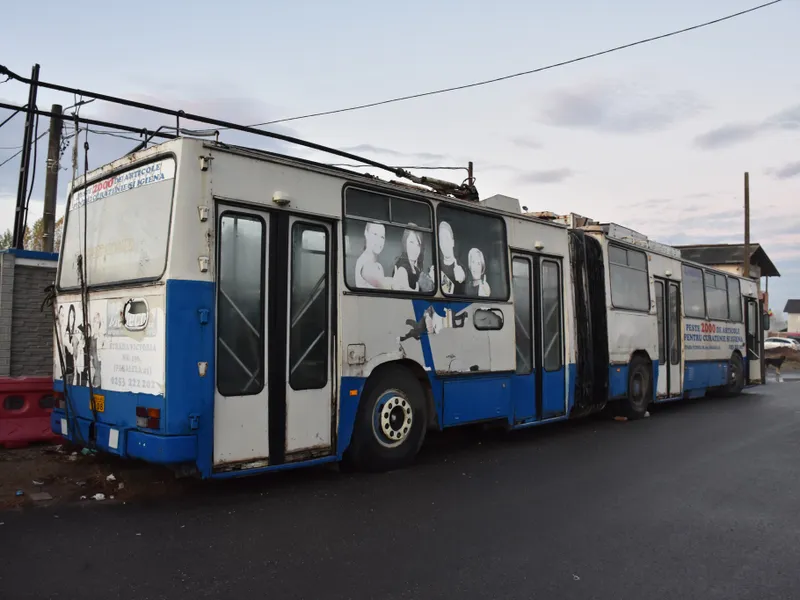 Un troleibuz românesc Rocar 217E, pensionat după 26 de ani, a fost salvat și dus la muzeu - Foto: Facebook/Inițiativa pentru Muzeul Transportului Bucureștean