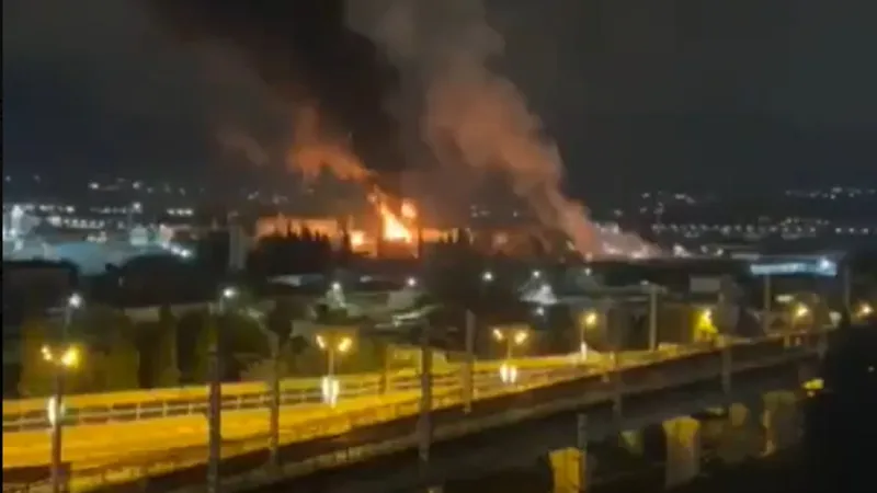 Incendiu de proporții la un depozit de petrol din Soci, după un atac ucrainean. - Foto: X