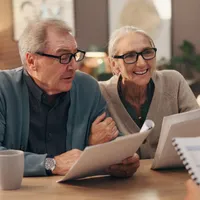 Pensionari aflând vești despre pensie - Foto: Freepik