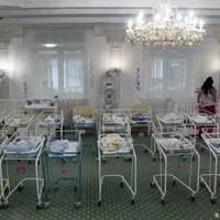 Bebeluși la „hotel", născuți de mame surogat din Ucraina