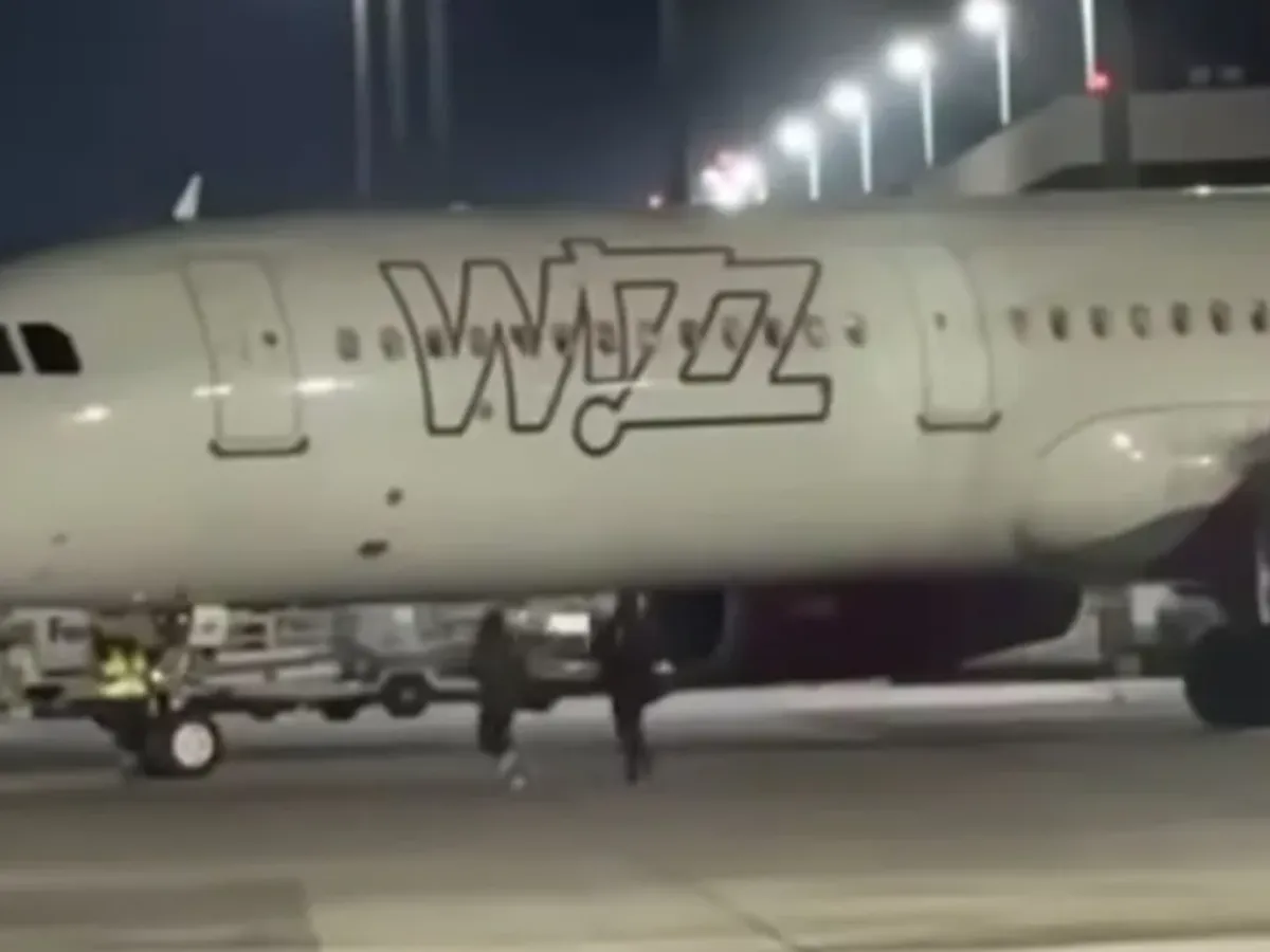 VIDEO Doi români au fugit pe pista aeroportului din Köln, ca să-și prindă zborul