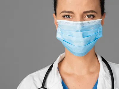 Medic cu mască - Foto: magnific