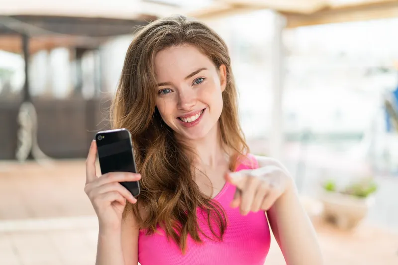 Femeie la telefon - Foto: Freepik