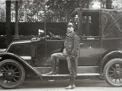 Un șofer cu mașina sa, la începutul secolului XX - Foto: istoria-se-repeta.home.blog (rol ilustrativ)
