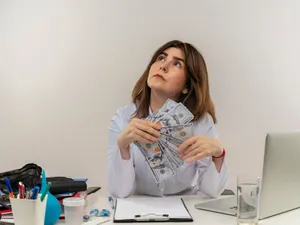 Salariul românilor din Germania afectat de decizia guvernului federal. Câți bani mai primesc? - Foto: Freepik (rol ilustrativ)