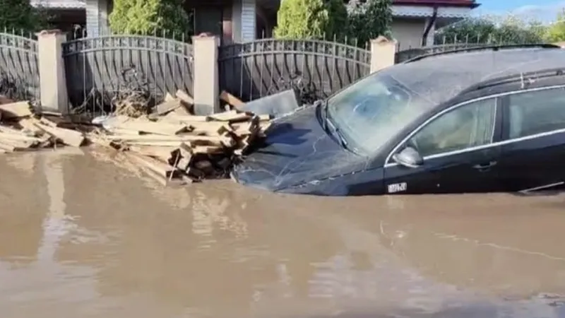 Peste 5.400 de persoane evacuate în 28 de localități. 45 de copaci doborâți, Case și mașini distruse - Foto: Facebook/Meteoplus