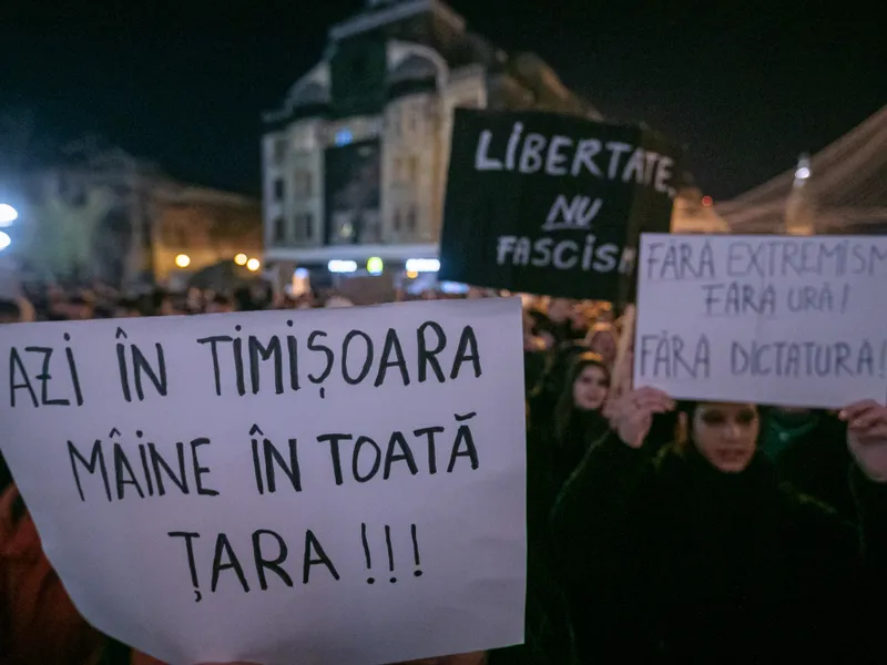 Mii de tineri protestează cu sloganurile Revoluției din 1989 din împotriva lui Călin Georgescu - Foto: Inquam Photos / Virgil Simonescu