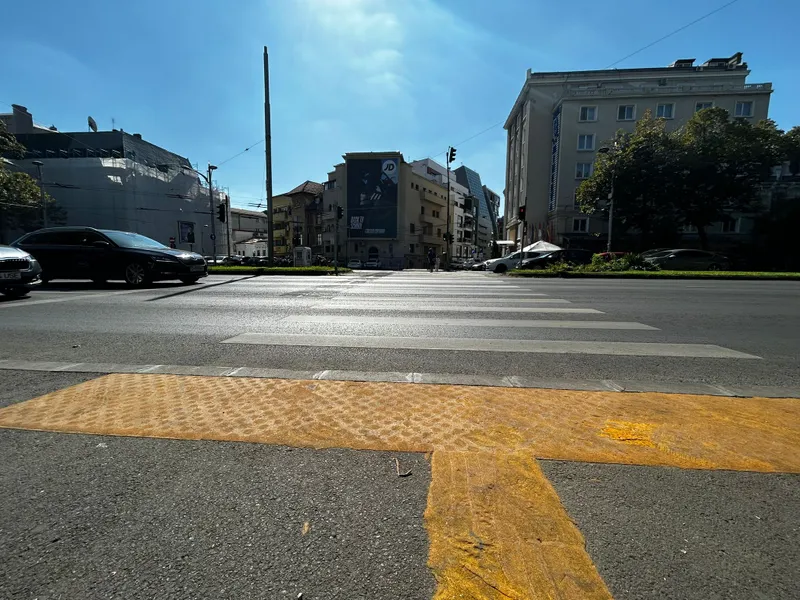 Primăria Municipiului București, prin Administrația Străzilor, a instalat marcaje tactile pentru nevăzători pe trotuarele bulervardului Lascăr Catagiu - Foto: Newsweek