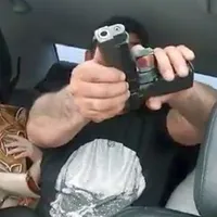 Interlopul Sile Bocz amenință cu pistolul de față cu soția și fetița lui Ultimul glonț mi-l trag eu în cap  Foto: pressalert.ro