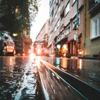 Carosabil ud, la limita inundaţiei, pe ploaie densă - Foto: Pexels/Burak The Weekender
