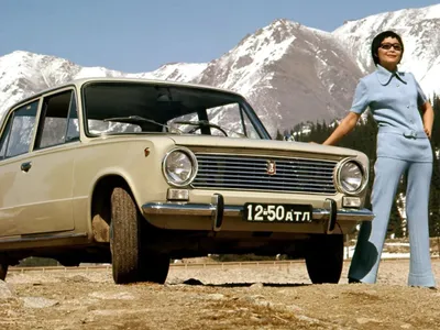 Un model pozează cu o Lada VAZ-2101 la Lacul Mare Almaty (anii 1980), Almaty, RSS Kazahă. - Foto: comradegallery.com (rol ilustrativ)