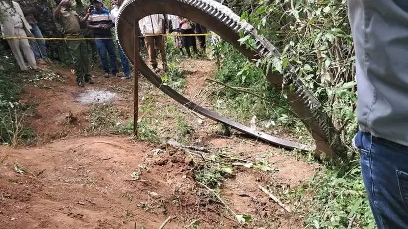 Un inel de metal cântărind o jumătate de tonă a căzut din cer. Unde s-a întâmplat asta? - Foto: Facebook/Cyprian Is, Nyakundi