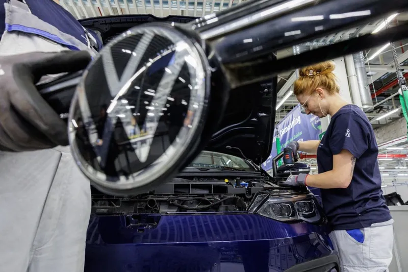 Linie de producţie Volkswagen &icirc;n Zwickau, estul Germaniei - Foto: Profimedia Images