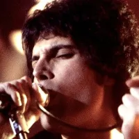 Freddie Mercury, solistul trupei Queen, o mare voce a rockului - Foto: Wikimedia/Lošmi/CC BY-SA 3.0