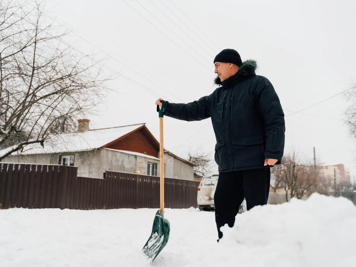 Bărbat care curăță zăpada - Foto: Freepik (Imagine cu rol ilustrativ)