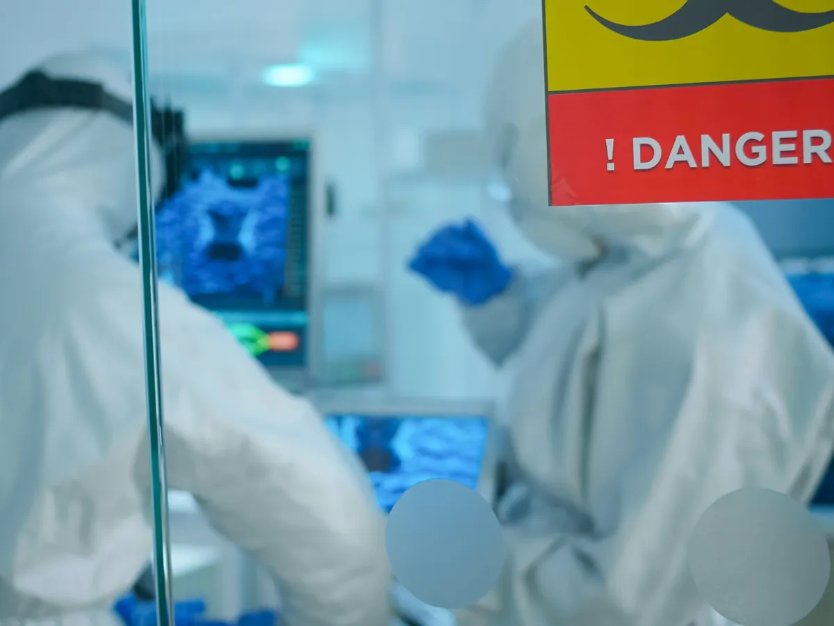 Chimiști în salopetă încercând să dezvolte un vaccin - Foto: magnific.com (Imagine cu rol ilustrativ)