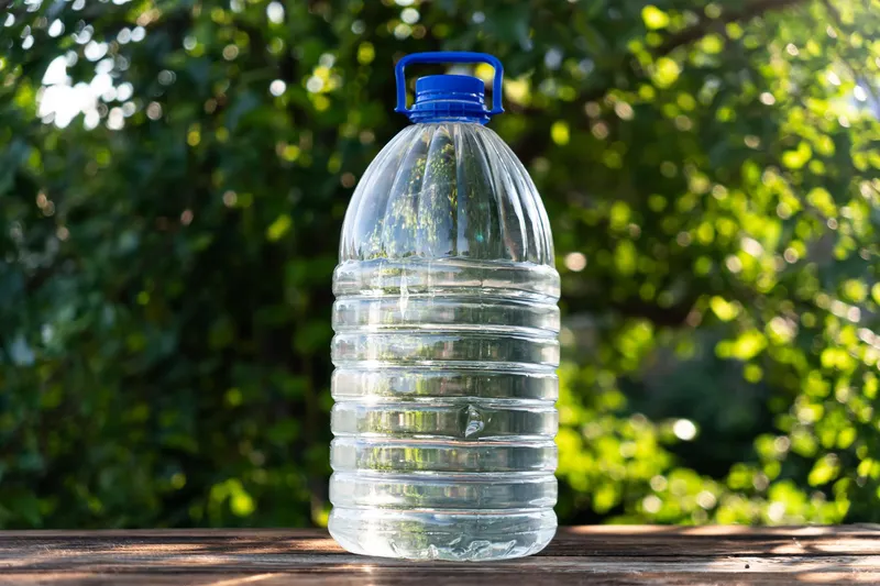 Sticlă de apă din plastic - Foto: Magnific.com (Imagine cu rol ilustrativ)