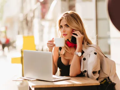 O femeie vorbește la telefon - Foto: Freepik (rol ilustrativ)