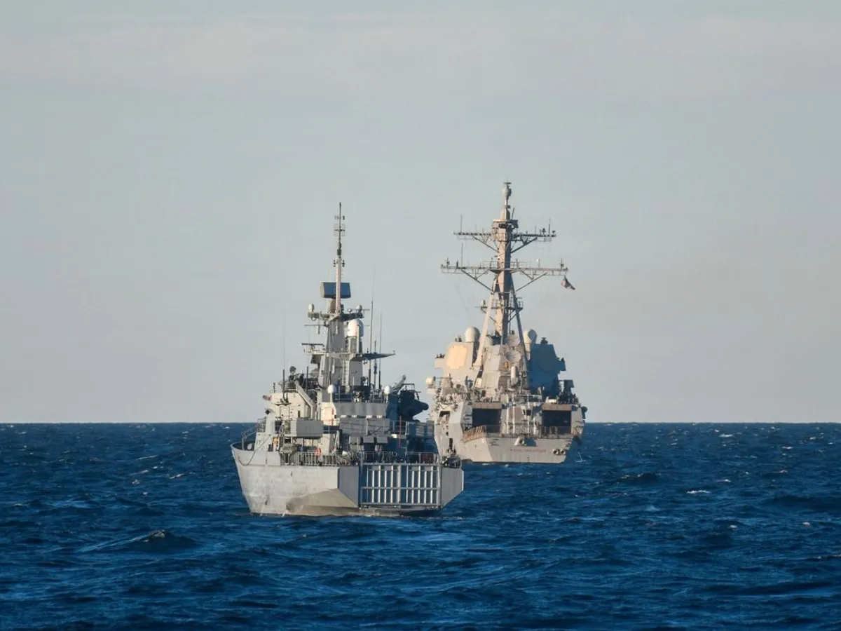 Exerciţiu militar în Golful Botnic, cu un puitor de mine finlandez şi un distrugător american de rachete ghidate - Foto: Profimedia Images