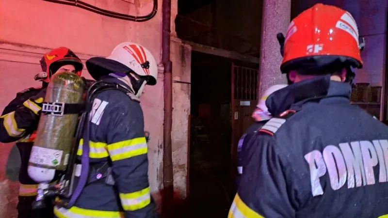 Pompierii au intervenit de urgență la un liceu după ce s-au găsit cutii cu semnul radioactiv - Foto: Arhiva