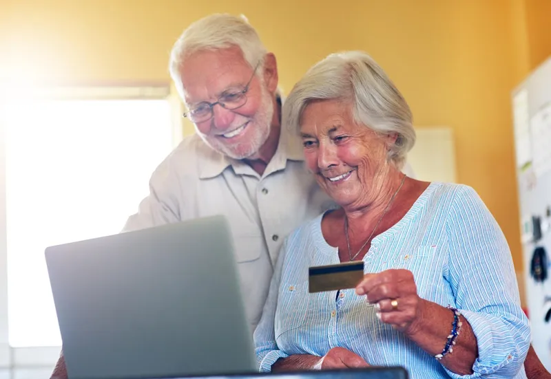 Pensionari la pensie cu cardul - Foto: Freepik