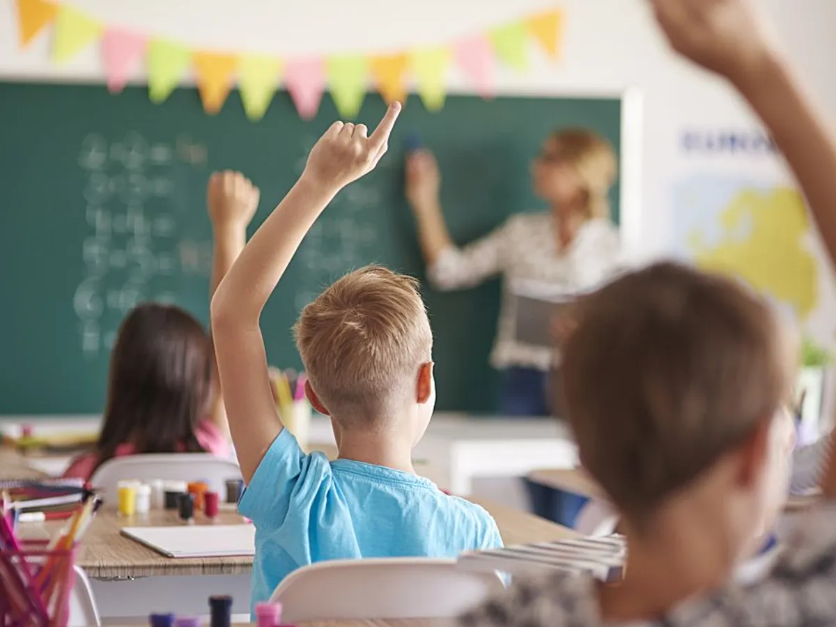 CCR a decis că profesorii pot fi plătiţi pentru 20 de ore ca pentru 18 ore de muncă - Foto: Freepik/gpointstudio