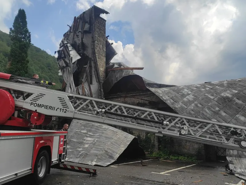 Dezastru la Sinaia după o furtună de 15 minute. Acoperișul gării, smuls de vânt. 4 răniți - Foto: Departamentul pentru Situații de Uregnță
