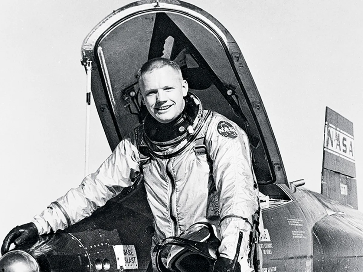 Armstrong era mai tăcut şi mai modest decât majoritatea piloţilor de test, dar îşi crea reputaţia unui om care gândeşte rapid pus sub presiune