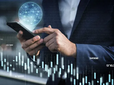 Plan apropiat cu mâna unui bărbat lucrând pe smartphone - Foto: Magnific/freepik