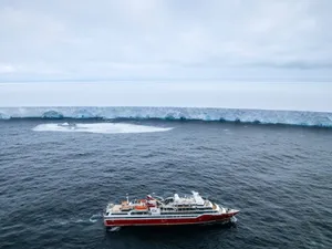 Cel mai mare aisberg din lume, desprins din Antarctica, se îndreaptă spre nord, după ce a stat blocat un an într-un vortex oceanic