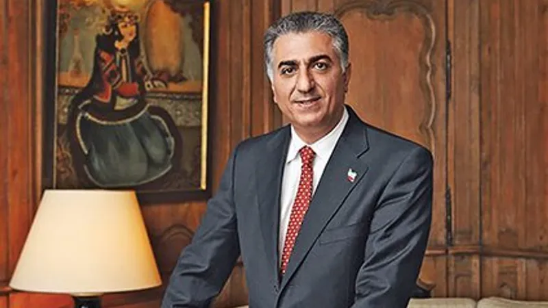 Astăzi, Pahlavi trăiește în exil cu familia sa, în Washington, D.C.
