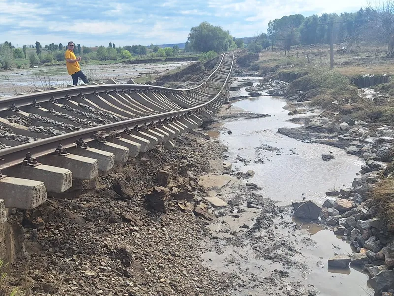 CFR SA: Circulația trenurilor pe o secție majoră, suspendată din cauza inundațiilor. Ce pagube sunt? - Foto: Facebook