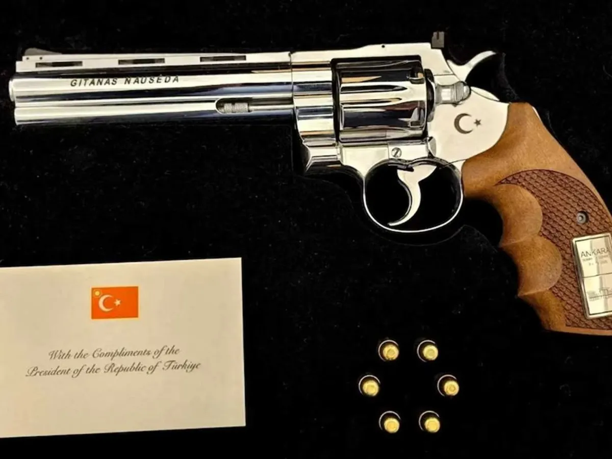 Ce a făcut Nicușor Dan și alți lideri NATO cu darul lui Erdogan. Secretele revolverului Gümüsay .357 Magnum