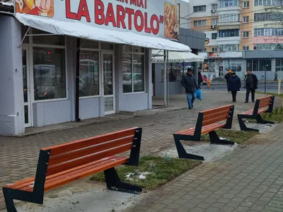 Un Dorel a montat băncile cu spatele la stradă într-o stație din Bacău. A stârnit un val de ironii foto: Facebook/ Niculai Gafiuc