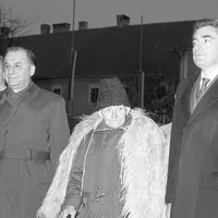 Virgil Măgureanu, directorul SRI, Ion Iliescu, președintele României și Petre Roman, la Alba Iulia, unde sărbătoreau pentru prima data
Ziua Națională a României,
la 1 decembrie 1990 - Foto: Agerpres