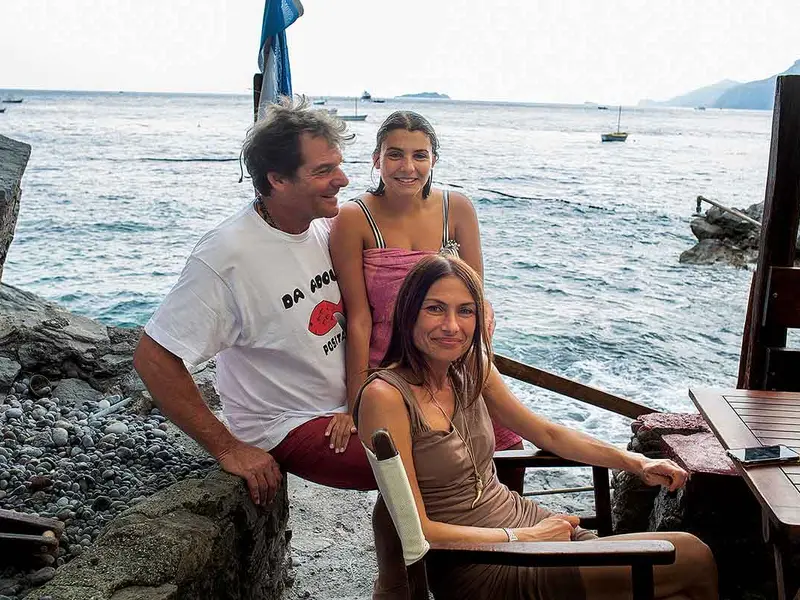 Sergio, patronul Da Adolfo, unul dintre cele mai renumite restaurante de pe coasta Amalfitană, alături de soția și fiica lui, în Positano - Foto: Mugur Vărzariu