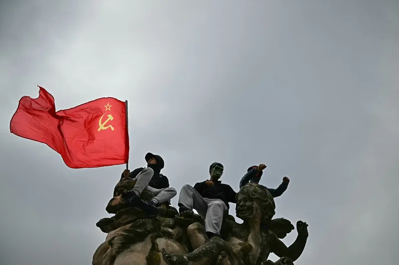 Steagul sovietic la protestele din Franța - Foto: Profimedia images