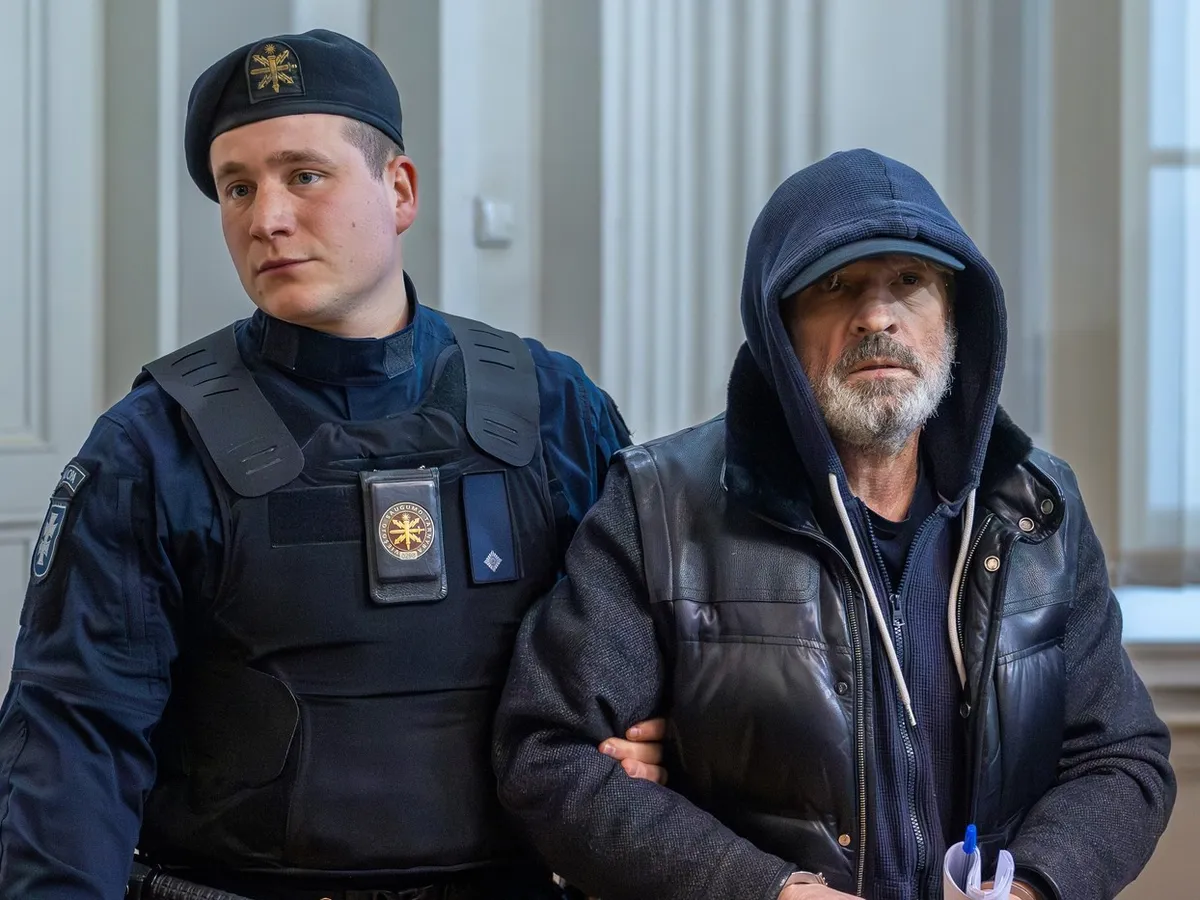 Ofițeri de poliție escortează suspecții în timpul primei audieri în proces privind explozibilii trimiși prin DHL - Foto: Profimedia Images