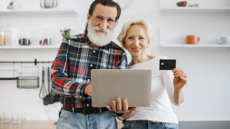 Ministerul Muncii anunță zuia când intră pensie pe card în octombrie. Pensionarii iau bani în plus - Foto. Freepik
