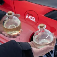 e-fuels sunt combustibili sintetici lichizi, obținuți în laborator, prin procedeul Fischer-Tropsch. - Foto: Porsche