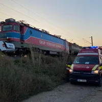 O Dacia Duster, spulberată de tren la Țintești, în Buzău. 3 morți, șoferul a supraviețuit - Foto: Facebook/Info Trafic 24