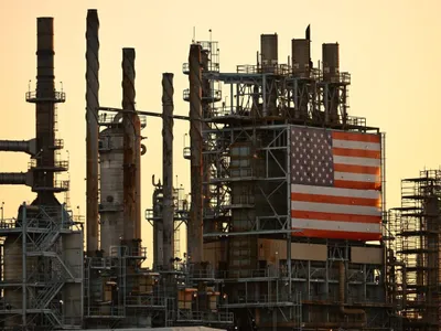 Steagul SUA este plasat pe o rafinărie din Carson, California - Foto: Profimedia Images