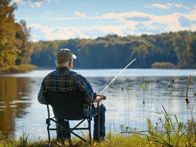 Un pescar pe un lac - Foto: magnific.com (Imagine cu rol ilustrativ)