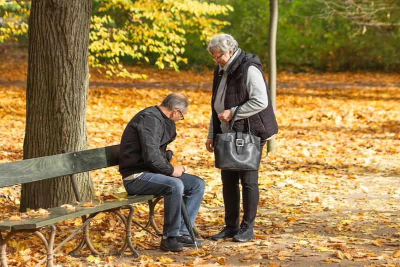 Pensionari în parc - Foto: Freepik
