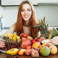 Femeie frumoasă care spală fructe și legume - Foto: Freepik (imagine cu rol ilustrativ)