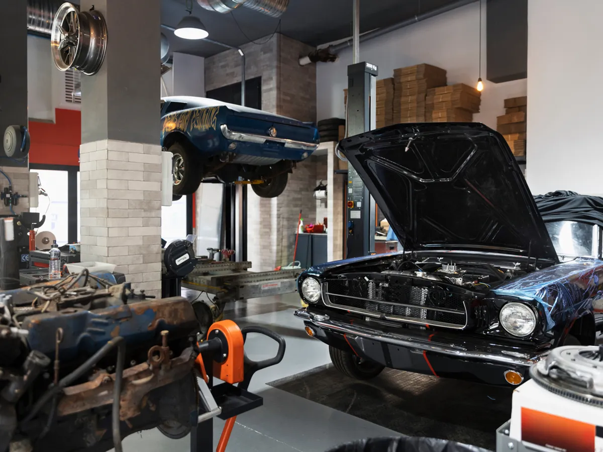 Mașină decapotabilă în garaj - Foto: Freepik (imagine cu rol ilustrativ)