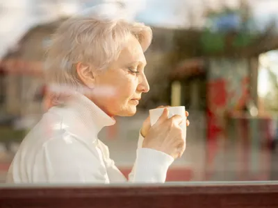 Escrocheria ”Ziua cafelei” îi lasă pe pensionari fără pensie. ”I-a cerut o semnătură și 100 de lei” - Foto: Freepik (rol ilustrativ)
